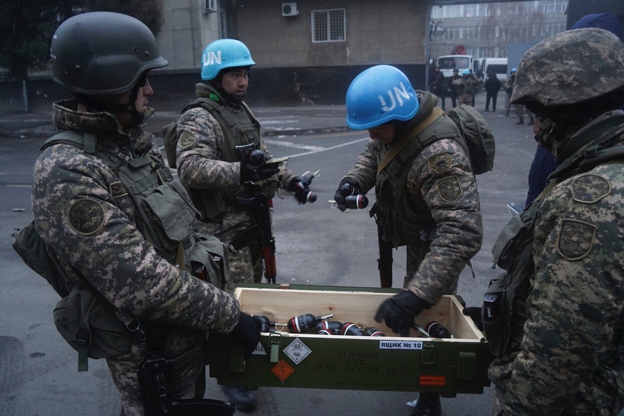 В дни протестов в Алматы казахстанские военные носили голубые каски  миротворцев ООН А на белорусских миротворцах заметили что-то похожее на  эмблему ООН (но не совсем) — Meduza