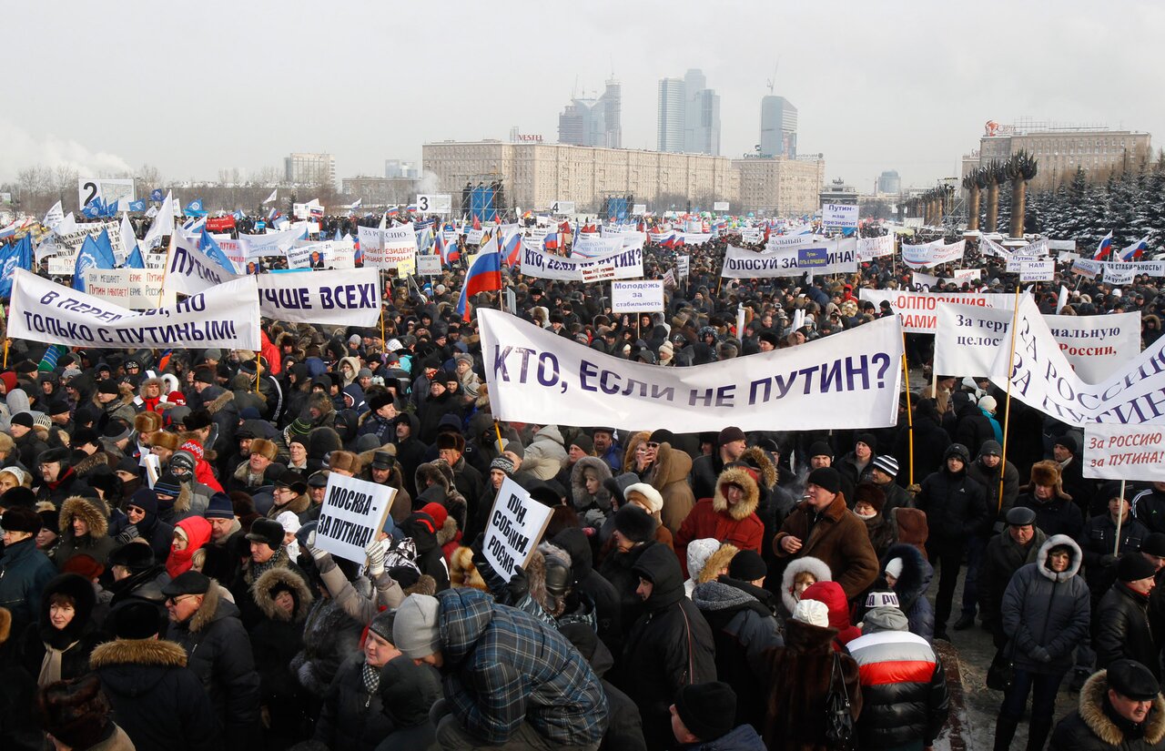 Помните плачущего Путина? А митинги на сто тысяч человек в 20-градусный  мороз? Десять лет назад улицы Москвы стали местом реальной политической  борьбы (сейчас в это сложно поверить). Вот как это было —