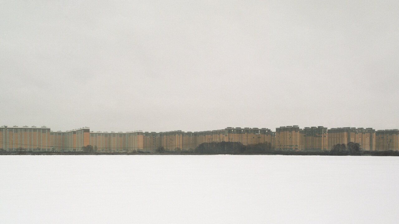 За десять лет население Москвы увеличилось на полтора миллиона человек.  Фотограф Владимир Селезнев снял окраины разросшейся столицы так, будто это  город-призрак — Meduza