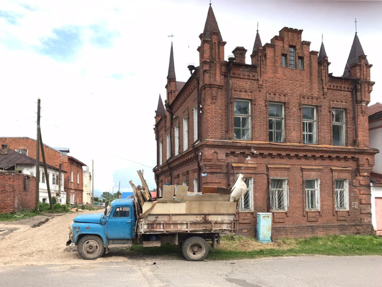 Главный принцип — новое не вредит старому» Зачем покупать дореволюционную  усадьбу и сколько стоит ее восстановление? Рассказывают историк,  учительница, краевед и архитектор, реставрирующие свои старые дома — Meduza