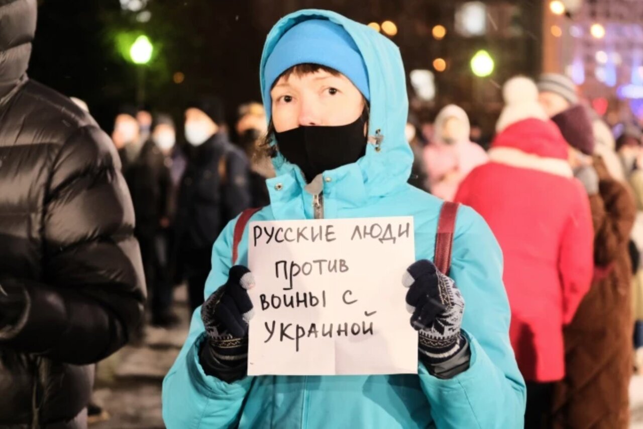 Остановите войну! По всей России люди вышли на акции против вторжения  России в Украину. Сотни задержанных — Meduza