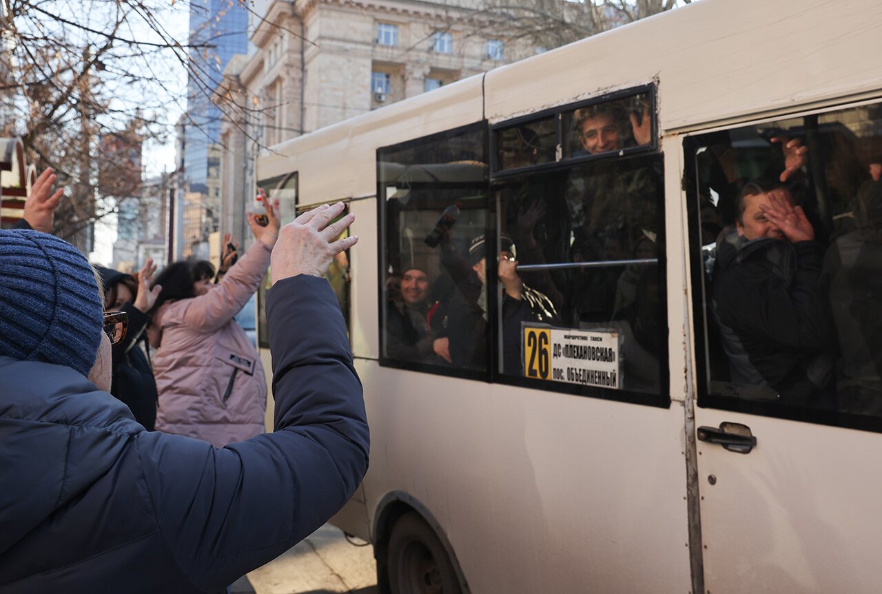 Не попался я по одной причине: я осторожен и из дому почти не выхожу Как  проходит принудительная мобилизация в Донбассе — Meduza