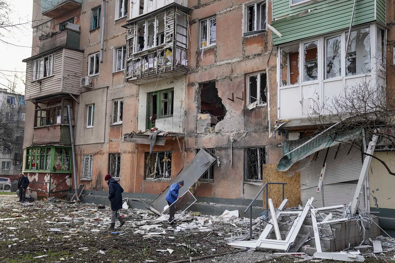 Мариуполь уже неделю находится в осаде. В городе нет воды, тепла и  электричества, люди живут в подвалах и бомбоубежищах. Фотографии — Meduza