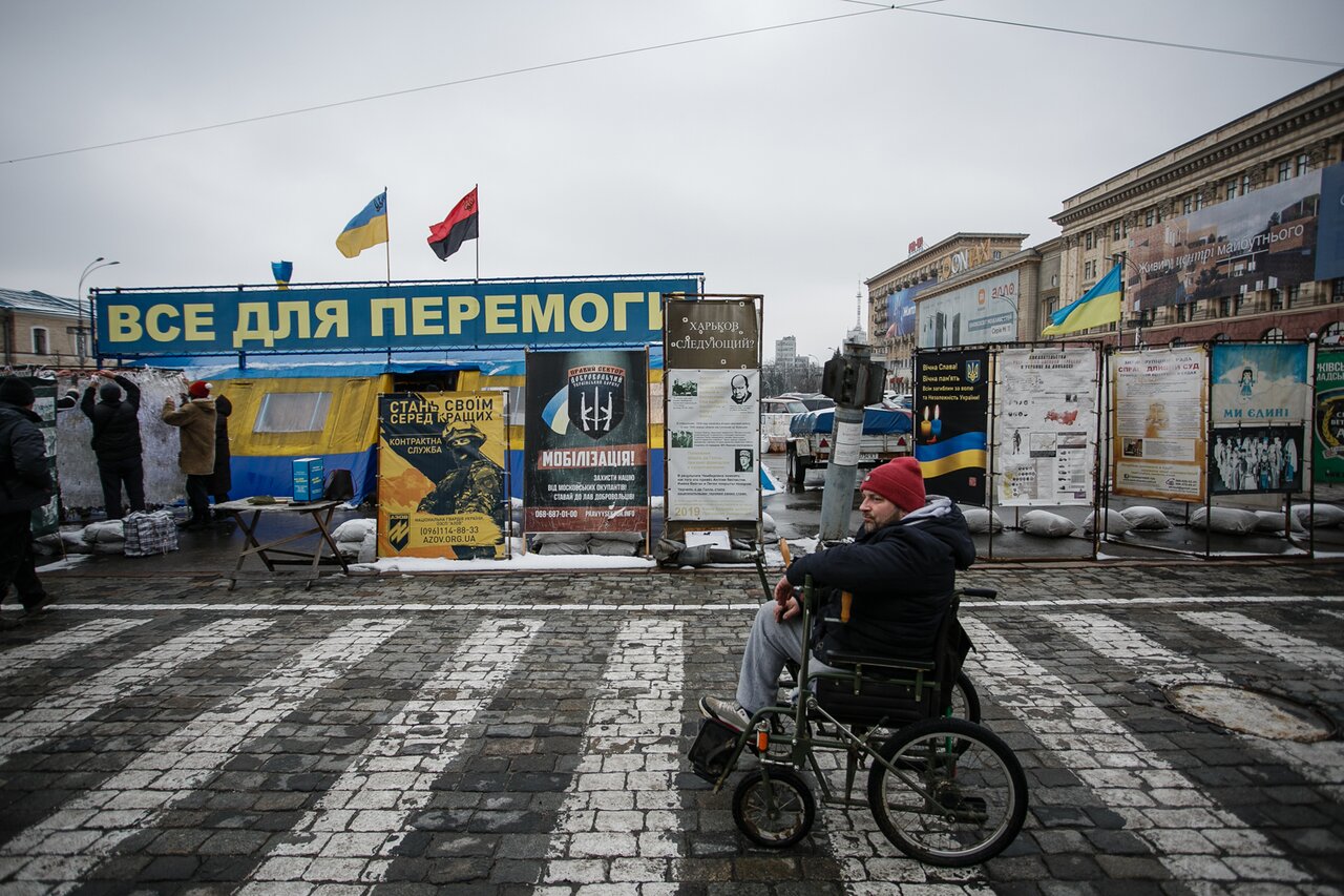 Нас освобождают только от наших домов» Россия две недели бомбит Харьков —  второй по численности город Украины. Оттуда бежали 600 тысяч человек. Вот  что рассказывают местные журналисты — Meduza