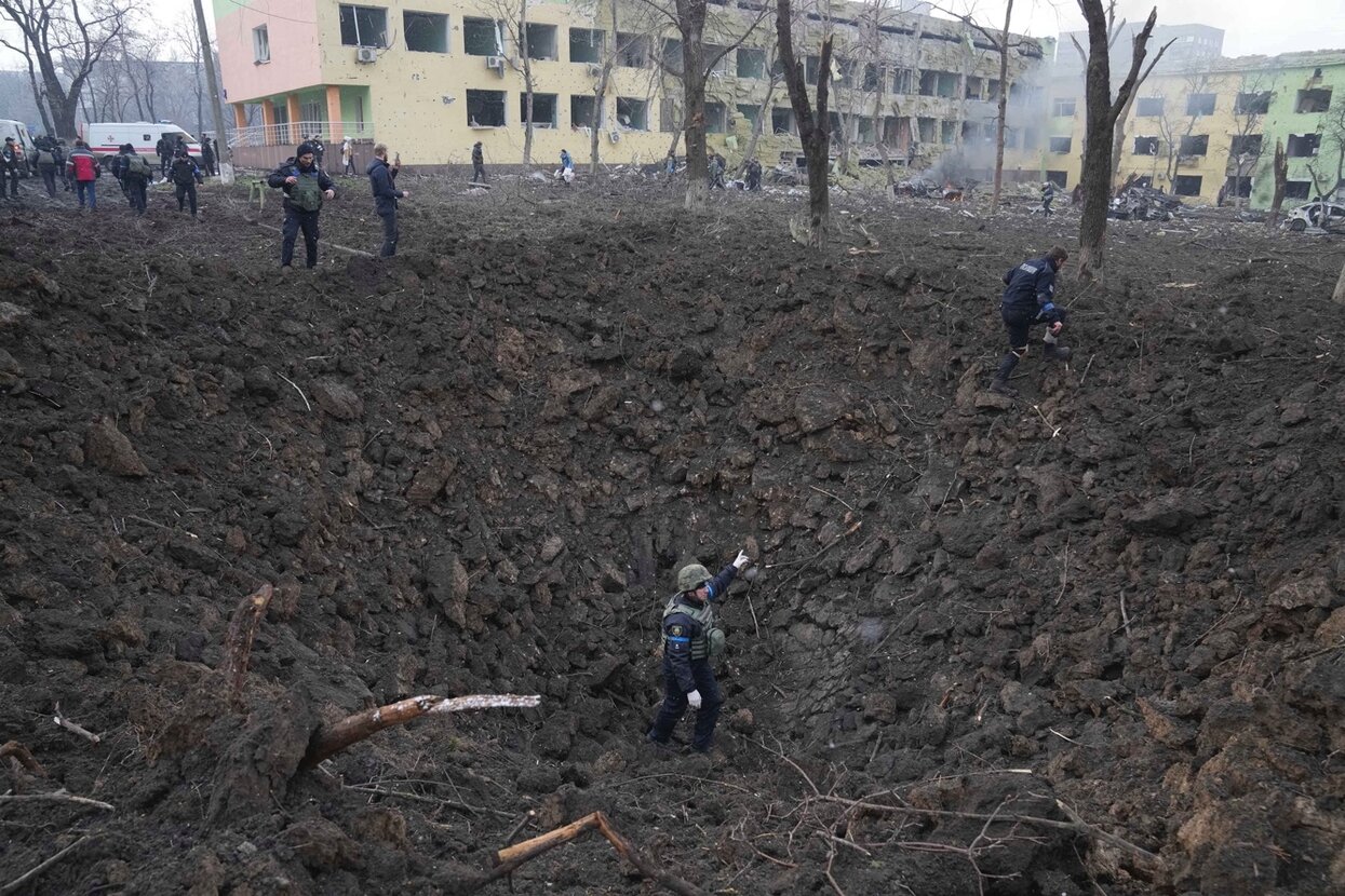 Неужели Украина действительно «сфальсифицировала» репортаж об обстреле  роддома в Мариуполе? (Спойлер: нет) Разбираем аргументы одного из главных  пропагандистских мифов этой войны — Meduza