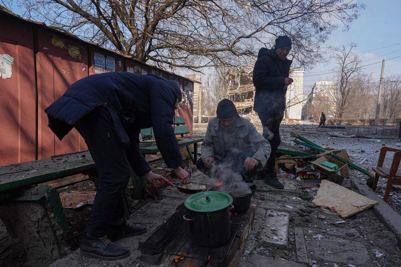 «Нам повезло — в наш дом попало всего два минометных снаряда» Мариуполь —  один из самых пострадавших городов Украины. Вот одна история о том, как  люди пытаются из него выбраться — Meduza