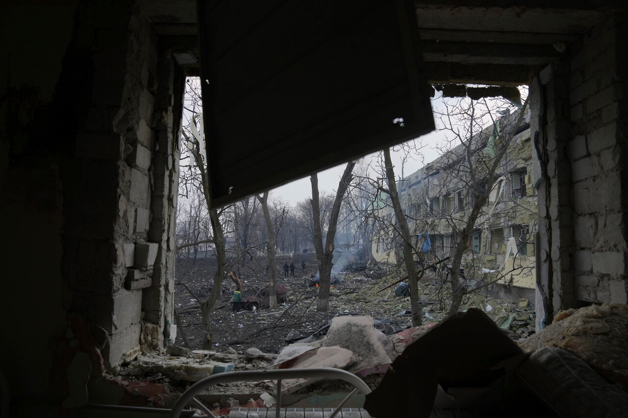 Нам повезло — в наш дом попало всего два минометных снаряда» Мариуполь —  один из самых пострадавших городов Украины. Вот одна история о том, как  люди пытаются из него выбраться — Meduza