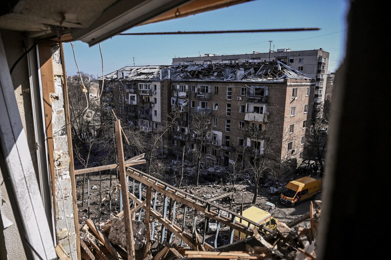 Двадцать третий день войны. Фотографии В Киеве строят бункеры. Семьи  расстаются. Окна детских больниц закладывают мешками с песком — Meduza