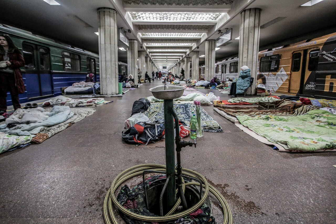 Тысячи жителей Харькова живут в метро из-за обстрелов города. Вот как это  выглядит Фотографии и видео — Meduza