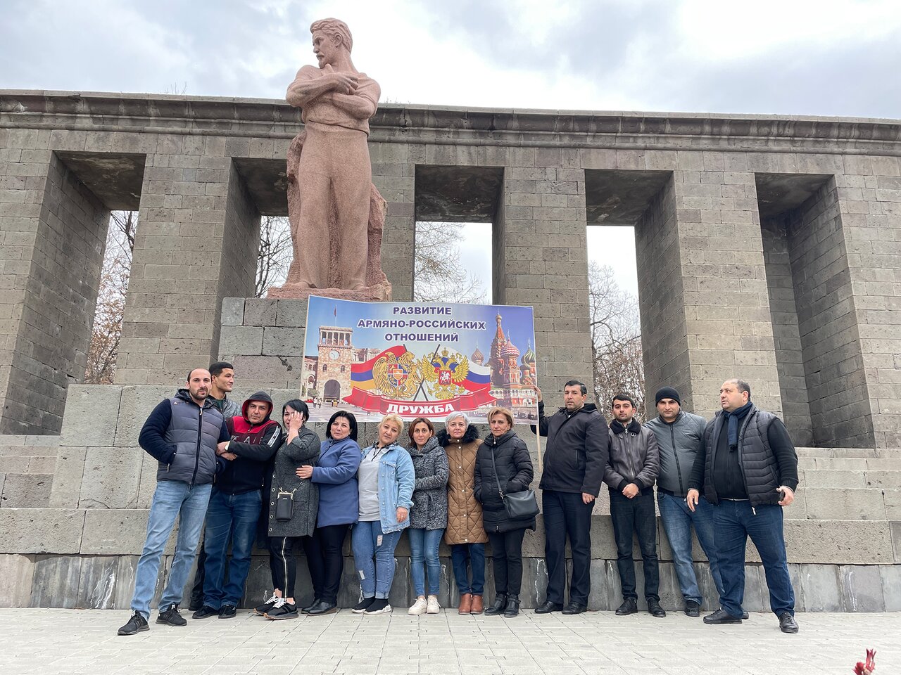 Мы здесь понимаем, что война — это плохо» В Ереван уже переехали тысячи  россиян. Вот как они меняют город. Репортаж «Медузы» — Meduza