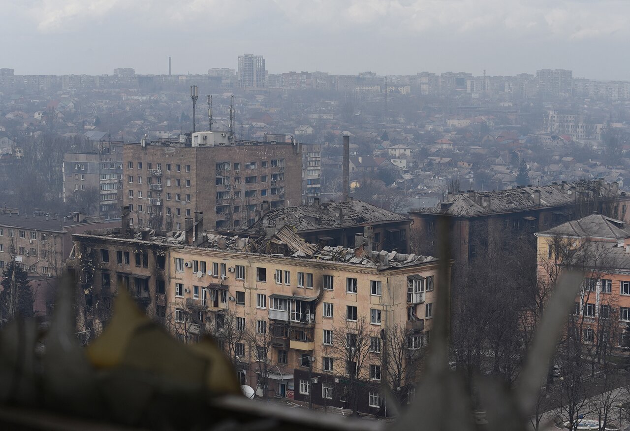 От Мариуполя остались руины, нам начинать новую жизнь тут» Многих жителей  осажденного (и фактически уничтоженного) города вывезли в Россию. Вот что  они говорят о войне и своем будущем — Meduza