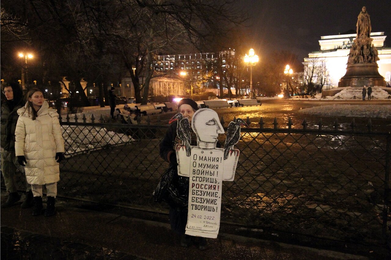 76-летняя художница Елена Осипова 20 лет протестует против российской  власти. Ее задерживают на митингах, но она выходит на них снова и снова Вот  что она думает о войне в Украине и равнодушии