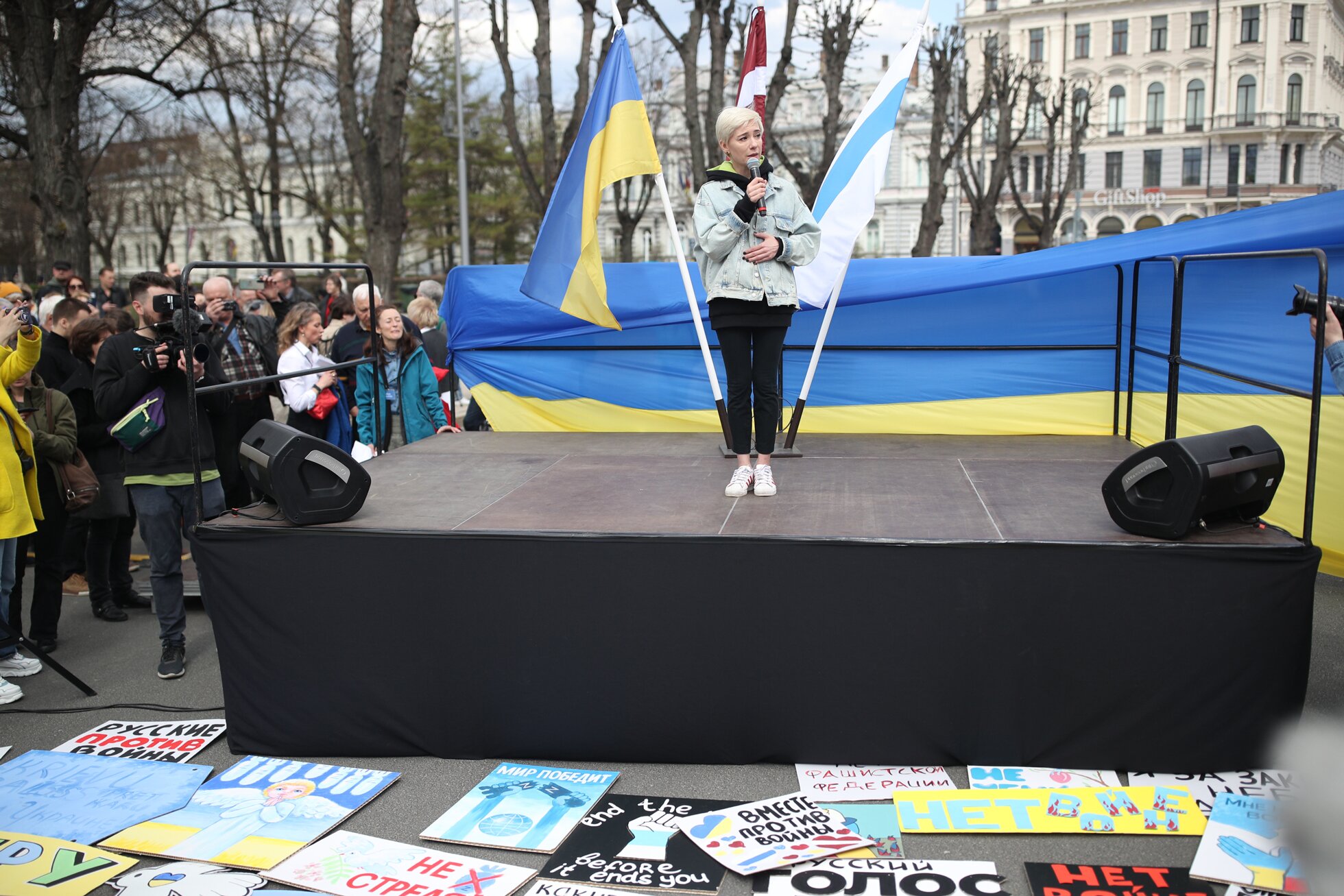 В Риге на митинге «Русский голос против войны» выступила актриса Чулпан  Хаматова Фотография — Meduza