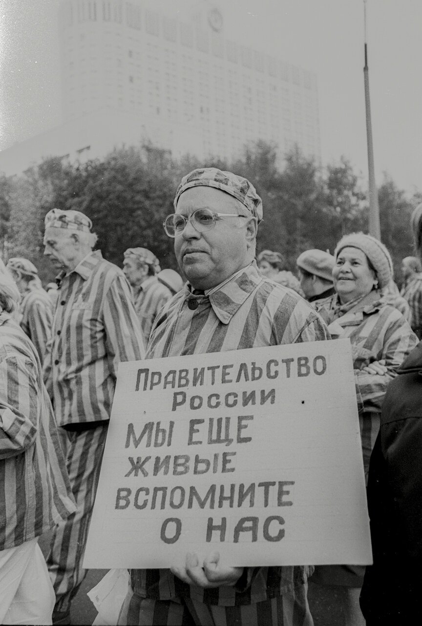 9 мая 1992 года в Москве состоялся самый необычный парад — «Победы Мира»  Маршем по городу прошли ветераны войны из России, Франции, США и даже  Германии. Вот как выглядел этот день — Meduza