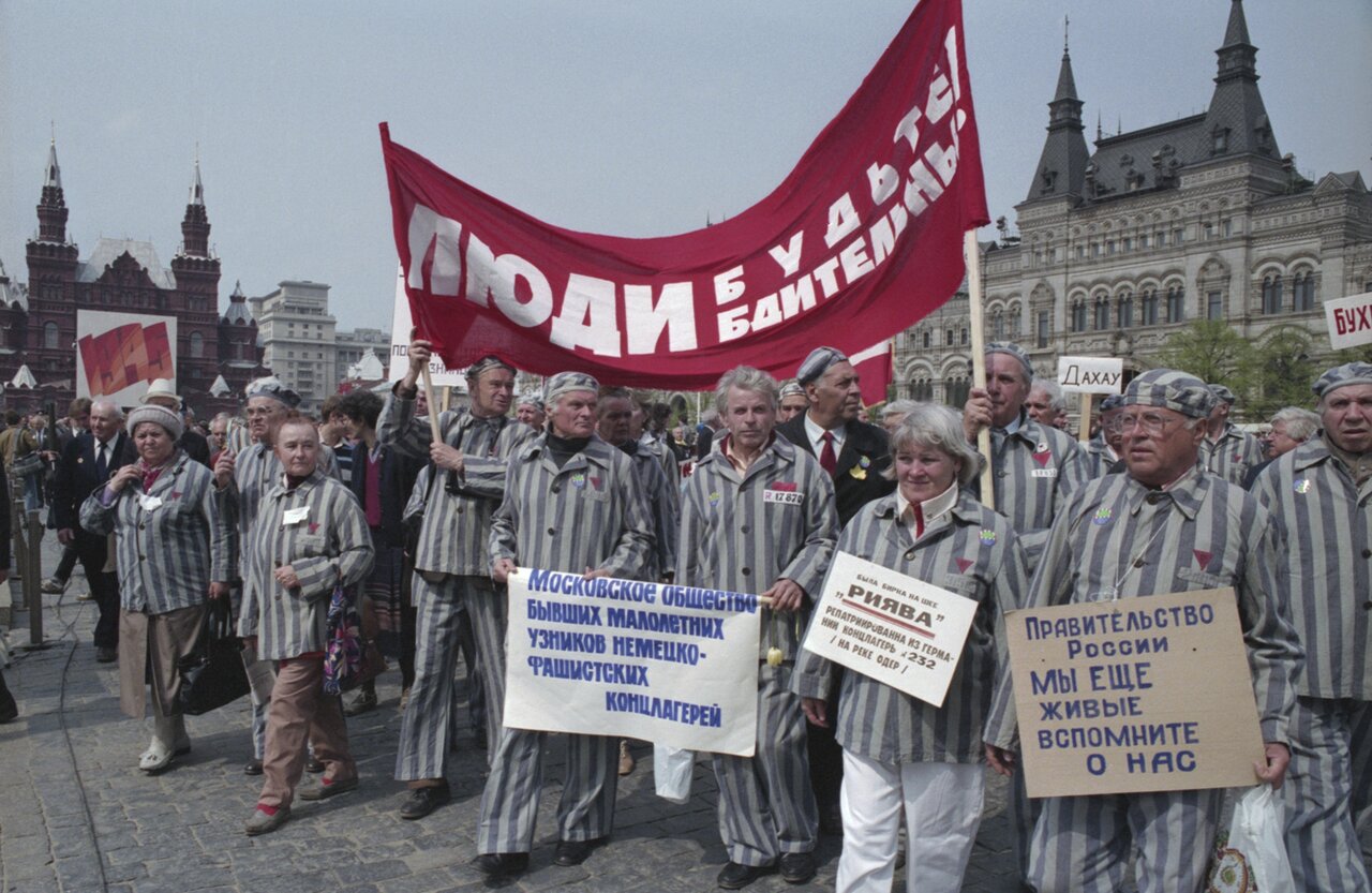 9 мая 1992 года в Москве состоялся самый необычный парад — «Победы Мира»  Маршем по городу прошли ветераны войны из России, Франции, США и даже  Германии. Вот как выглядел этот день — Meduza