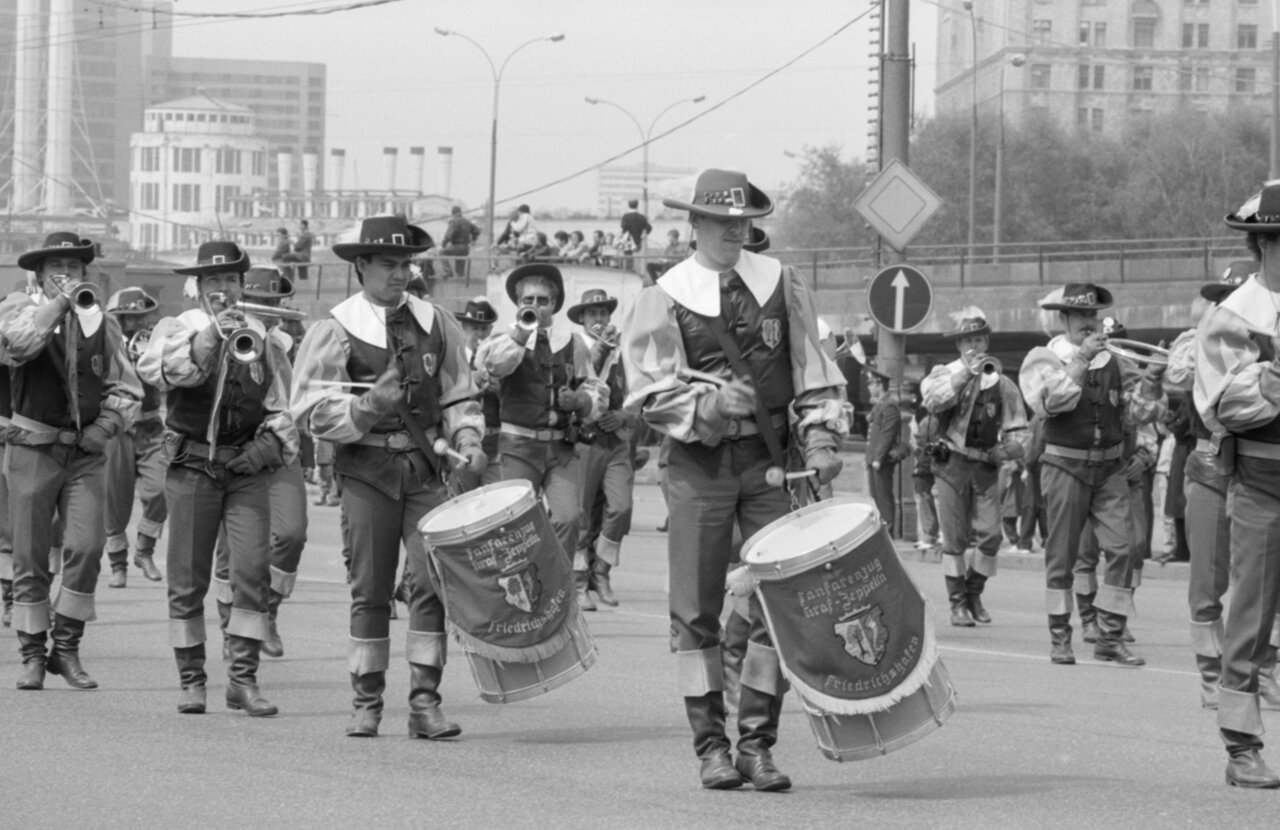 9 мая 1992 года в Москве состоялся самый необычный парад — «Победы Мира»  Маршем по городу прошли ветераны войны из России, Франции, США и даже  Германии. Вот как выглядел этот день — Meduza