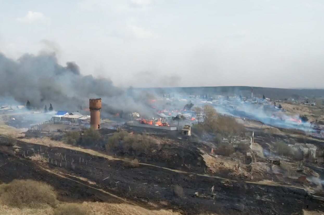 В Красноярском крае из-за сильного ветра пожары охватили больше 15  деревень, одна сгорела полностью. Красноярск накрыла пыльная буря — Meduza