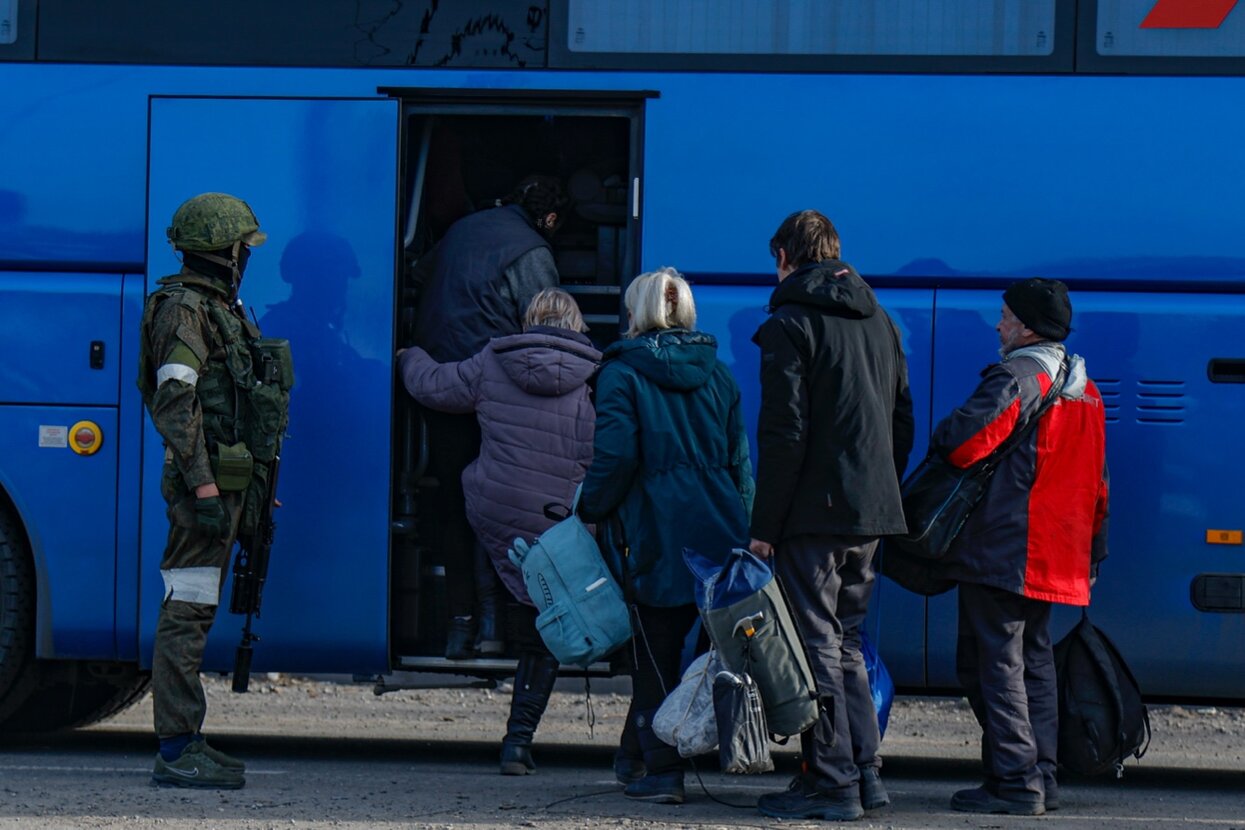 Так страшно мне не было никогда «Медуза» рассказывает, как устроена система  «фильтрационных лагерей» для украинцев, организованная российскими  военными. И что происходит с теми, кто не смог пройти «фильтрацию» — Meduza