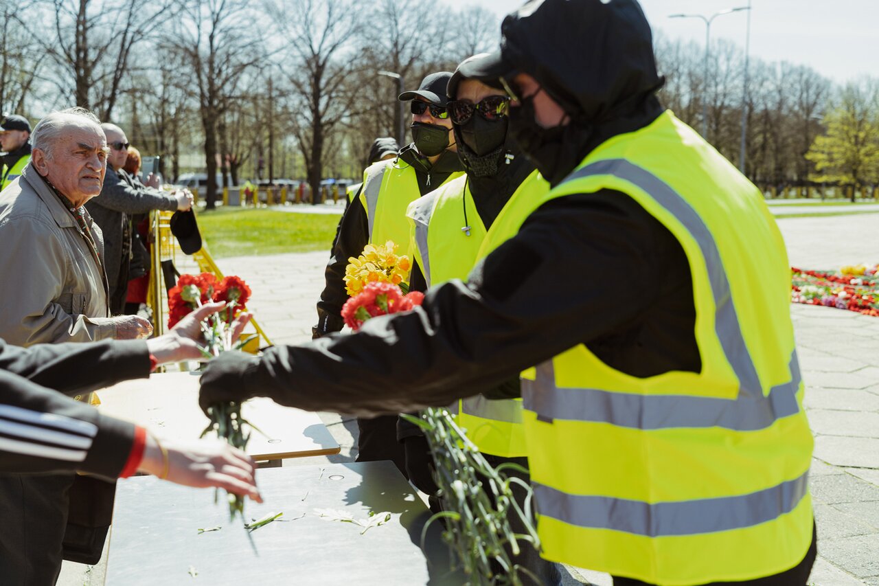 В Риге 9 мая прошел как День памяти погибших в Украине. У памятника  советским воинам разрешили лишь возложить цветы Утром их убрали бульдозером  — и это вызвало стихийную акцию с советскими песнями