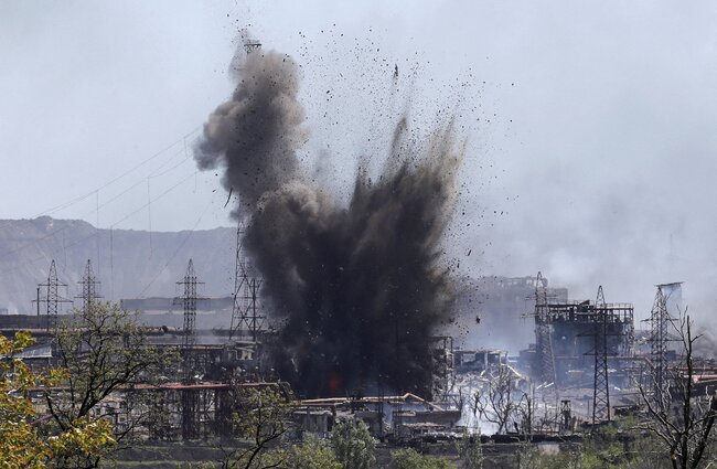 Hari ketujuh puluh tujuh perang.  Foto.  Ledakan di Azovstal.  Kehancuran di wilayah Kharkov.  Evakuasi orang (dan anjing) di Donbass