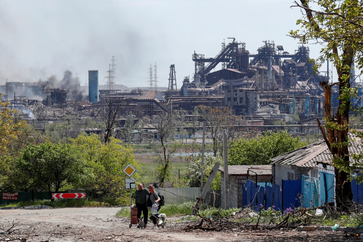 Во время больших обстрелов закрывали двери. Успокаивали детей. Крестились.  Прощались с жизнью» «Медуза» поговорила с работниками «Азовстали». Они  провели на осажденном заводе больше 50 дней — и смогли эвакуироваться —  Meduza