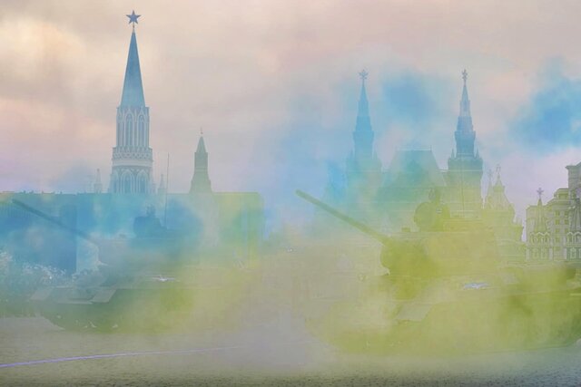 Artis Danila Tkachenko mencoba mengatur aksi anti-perang di dekat tembok Kremlin selama Parade Kemenangan.  Sekarang kasus pidana telah dibuka terhadapnya, dan polisi telah mendatangi kerabatnya.  Meduza berbicara dengannya