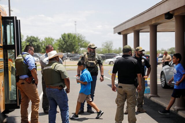 Di Texas, seorang siswa sekolah menengah berusia 18 tahun melepaskan tembakan ke sebuah sekolah dasar.  14 anak dan guru tewas, tersangka tewas