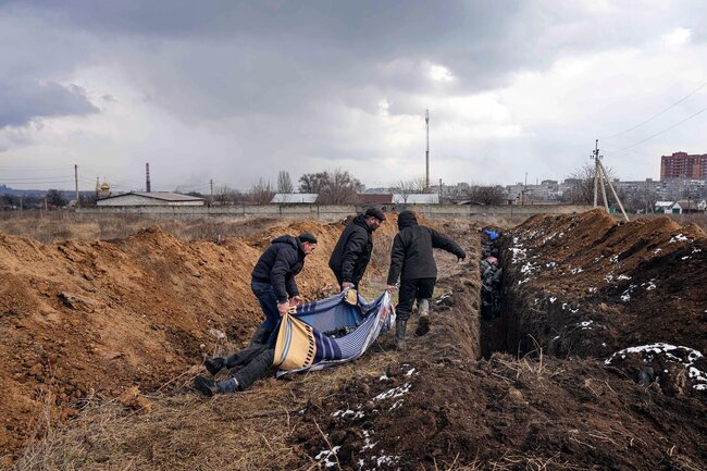 “Walikota” Mariupol yang pro-Rusia mengumumkan penemuan kuburan massal.  Wartawan menunjukkannya kembali pada bulan Maret – orang mati dimakamkan di sana pada hari-hari pertama blokade