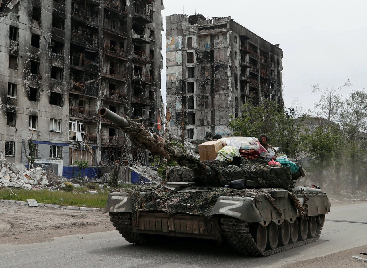 Беженка из Попасной опознала свои вещи на фотографии российского танка,  везущего награбленное — Meduza