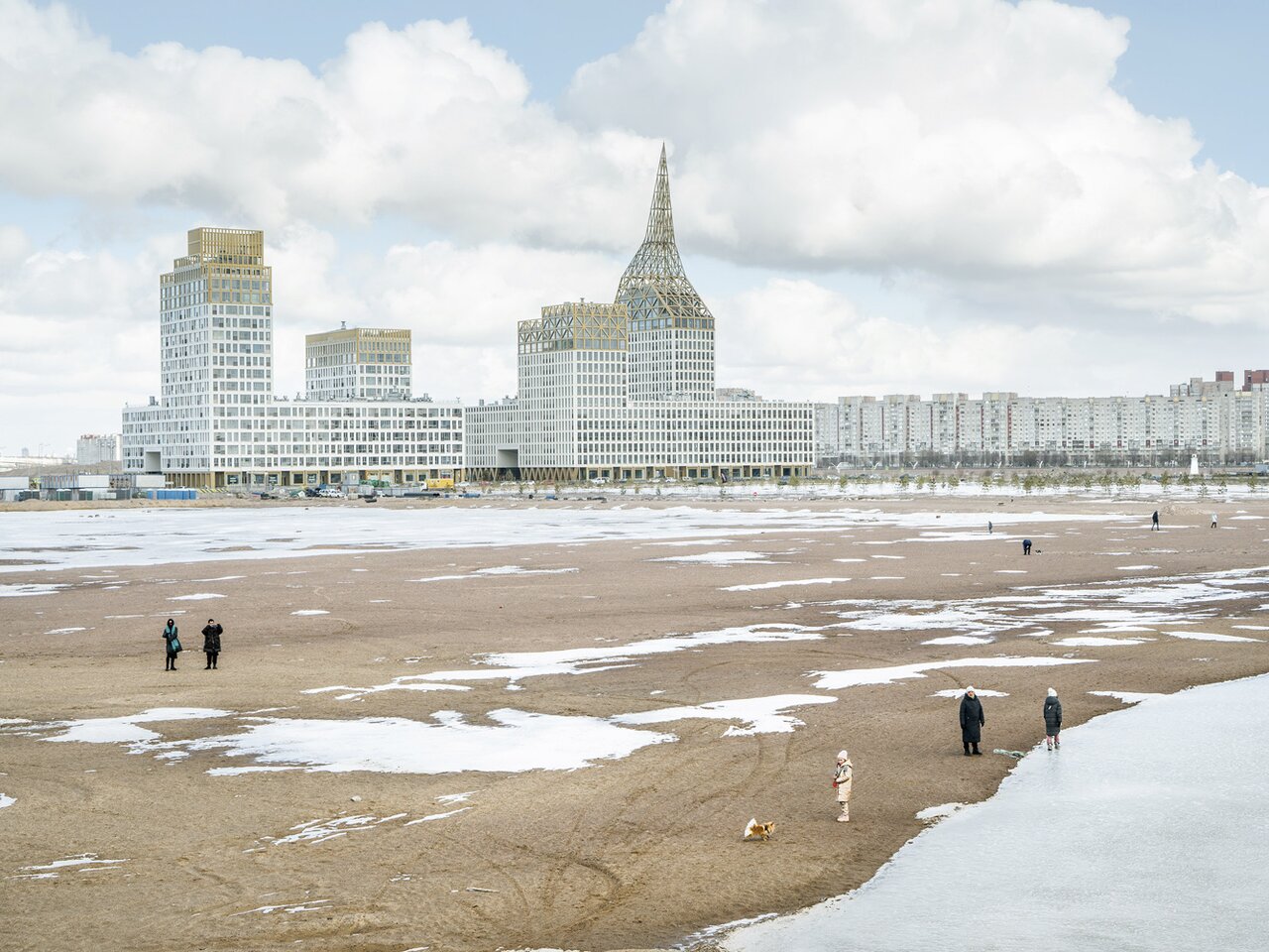 Пока Россия пытается оккупировать Украину, фотограф Александр Гронский  снимает улицы и окраины Москвы Город выглядит как прежде, но смотреть на  него как раньше уже не получается. Попробуйте сами — Meduza