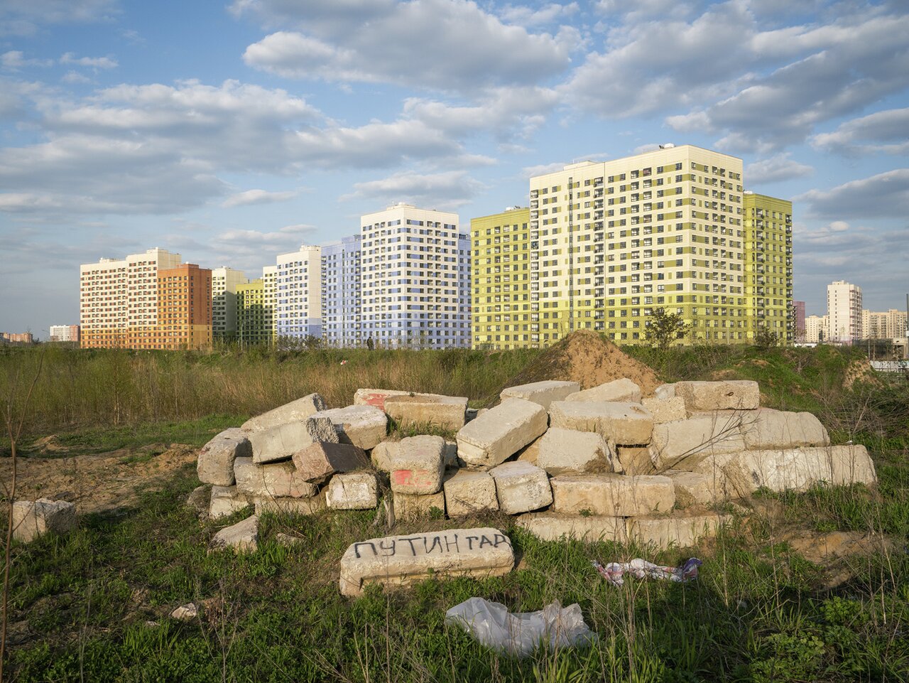 Пока Россия пытается оккупировать Украину, фотограф Александр Гронский  снимает улицы и окраины Москвы Город выглядит как прежде, но смотреть на  него как раньше уже не получается. Попробуйте сами — Meduza