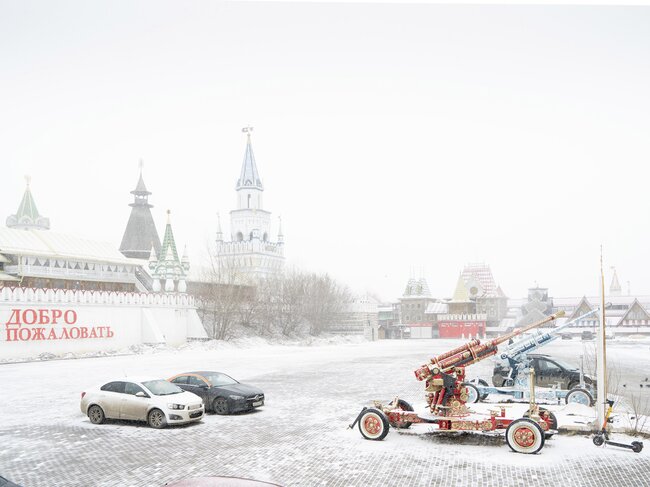 Saat Rusia mencoba menduduki Ukraina, fotografer Alexander Gronsky memotret pemandangan Moskow.  Kota ini terlihat sama seperti sebelumnya, tetapi tidak mungkin lagi untuk melihatnya seperti sebelumnya.  Cobalah sendiri