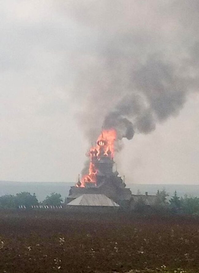 Kementerian Pertahanan Federasi Rusia menuduh Angkatan Bersenjata Ukraina membakar Skete All Saints dari Svyatogorsk Lavra di wilayah Donetsk.  Pihak Ukraina berbicara tentang penembakan oleh militer Rusia