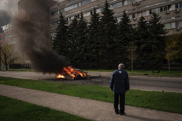 “Ketika kami pergi ke luar, saya melihat mobil terbakar.  Sepertinya semuanya terbakar.”  BBC menemukan bukti baru penggunaan munisi tandan di Kharkiv