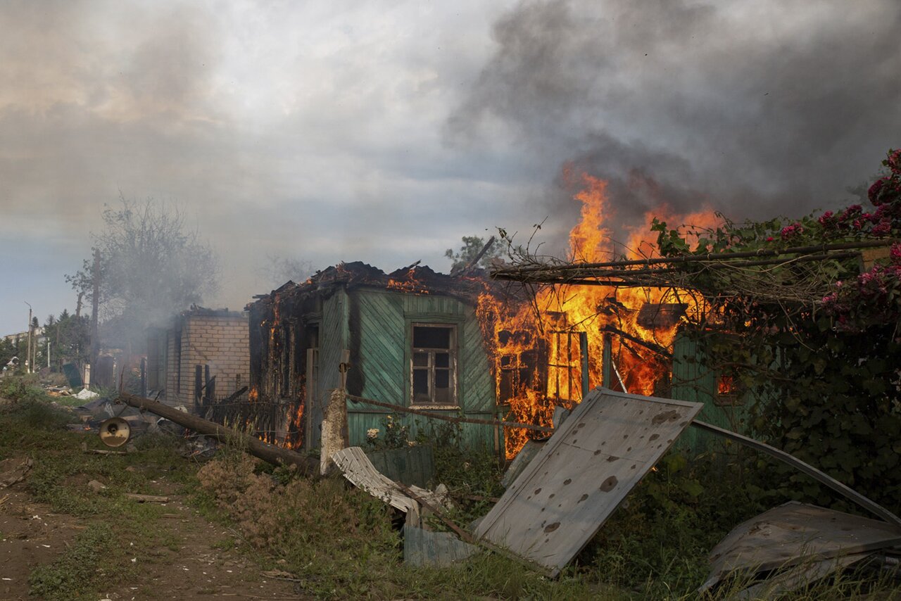 Война. Сто пятнадцатый день. Фотографии Похороны в Киеве. Эксгумация  российских солдат под Харьковом. Обстрелы «Азота» — Meduza