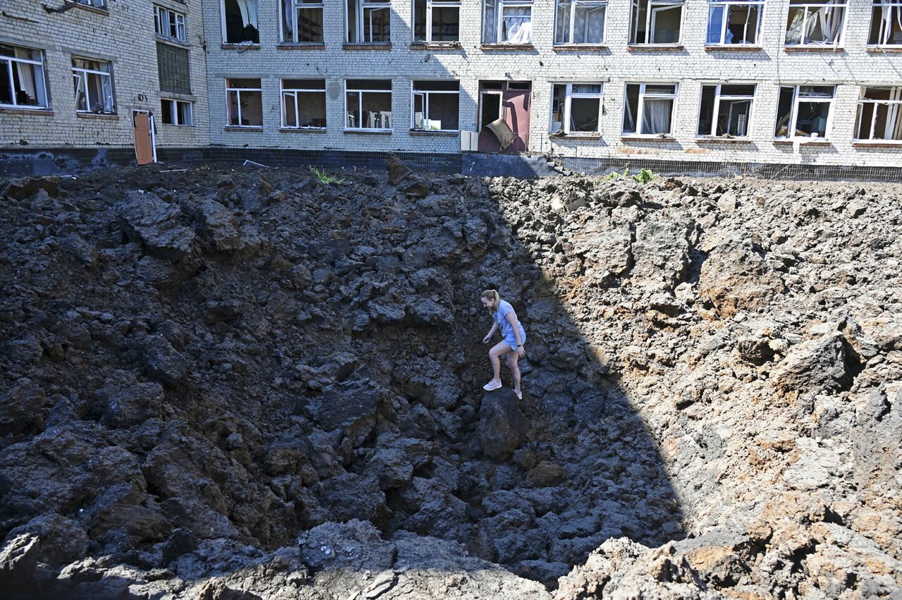 Война. Сто двадцать четвертый день. Фотографии В Кременчуге, Харькове и  Славянске — десятки погибших и раненых мирных жителей — Meduza