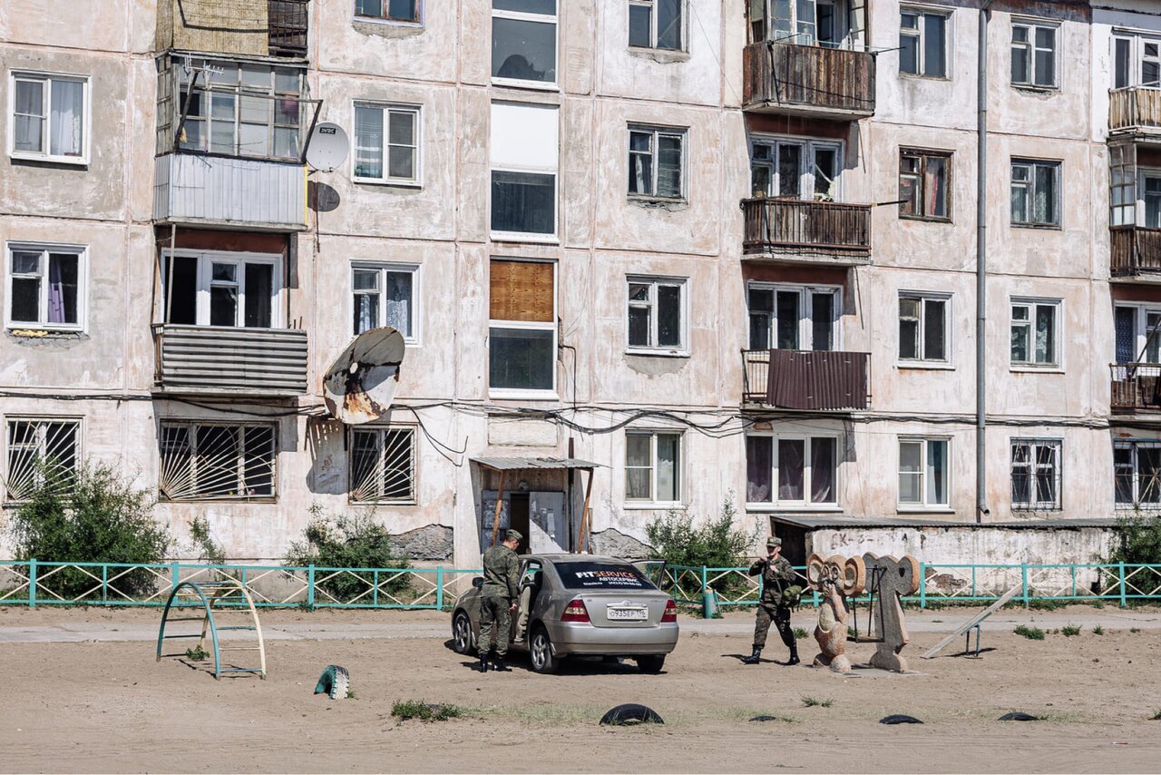 Сейчас они наши боги» Нескольких военных из бурятского города Кяхта  обвиняют в том, что они пытали мирных украинцев. Но на родине их готовы  почитать за святых — Meduza