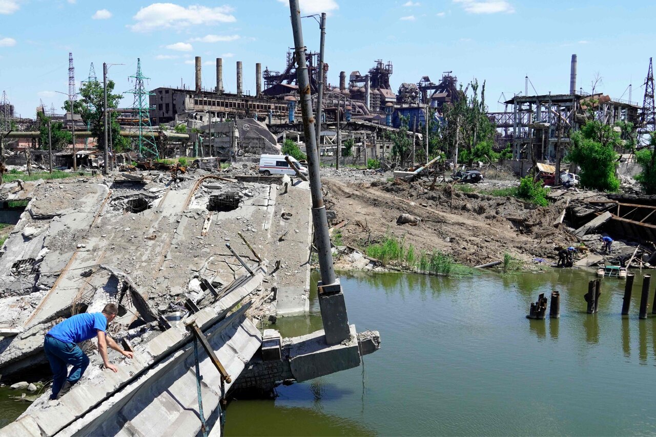 Война. Сто тридцатый день. Фотографии Разрушения в Белгороде и Славянске.  Российские флаги над Лисичанском — Meduza