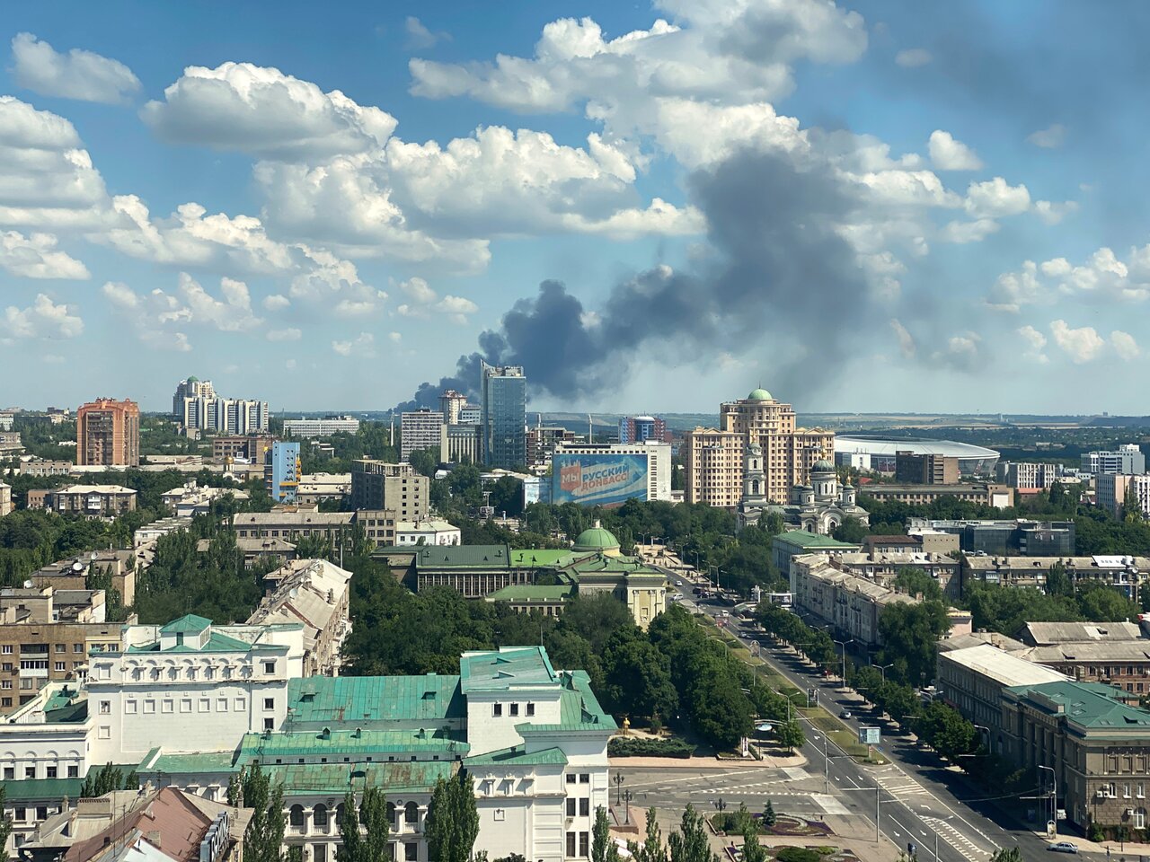 Война. Сто тридцать первый день. Фотографии Российские войска в Лисичанске.  Разрушенная гимназия в Харькове. Жатва на обстрелянном поле в Днепре —  Meduza