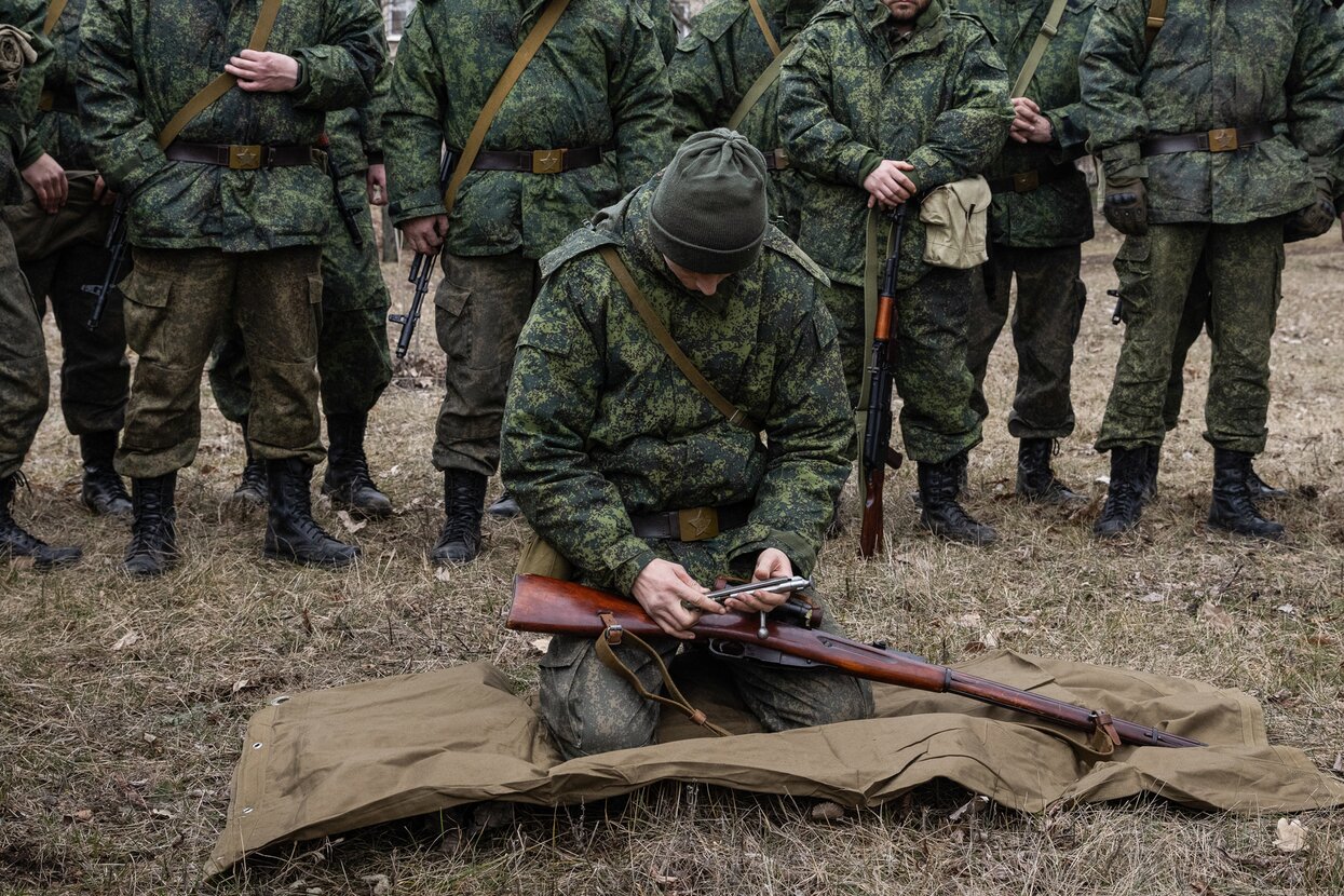 Жизнь здесь катится в хреновую сторону В ЛНР и ДНР на войну с Украиной  забрали десятки тысяч жителей. Без них в тылу не работают предприятия, а  спецслужбы преследуют даже жен призывников —