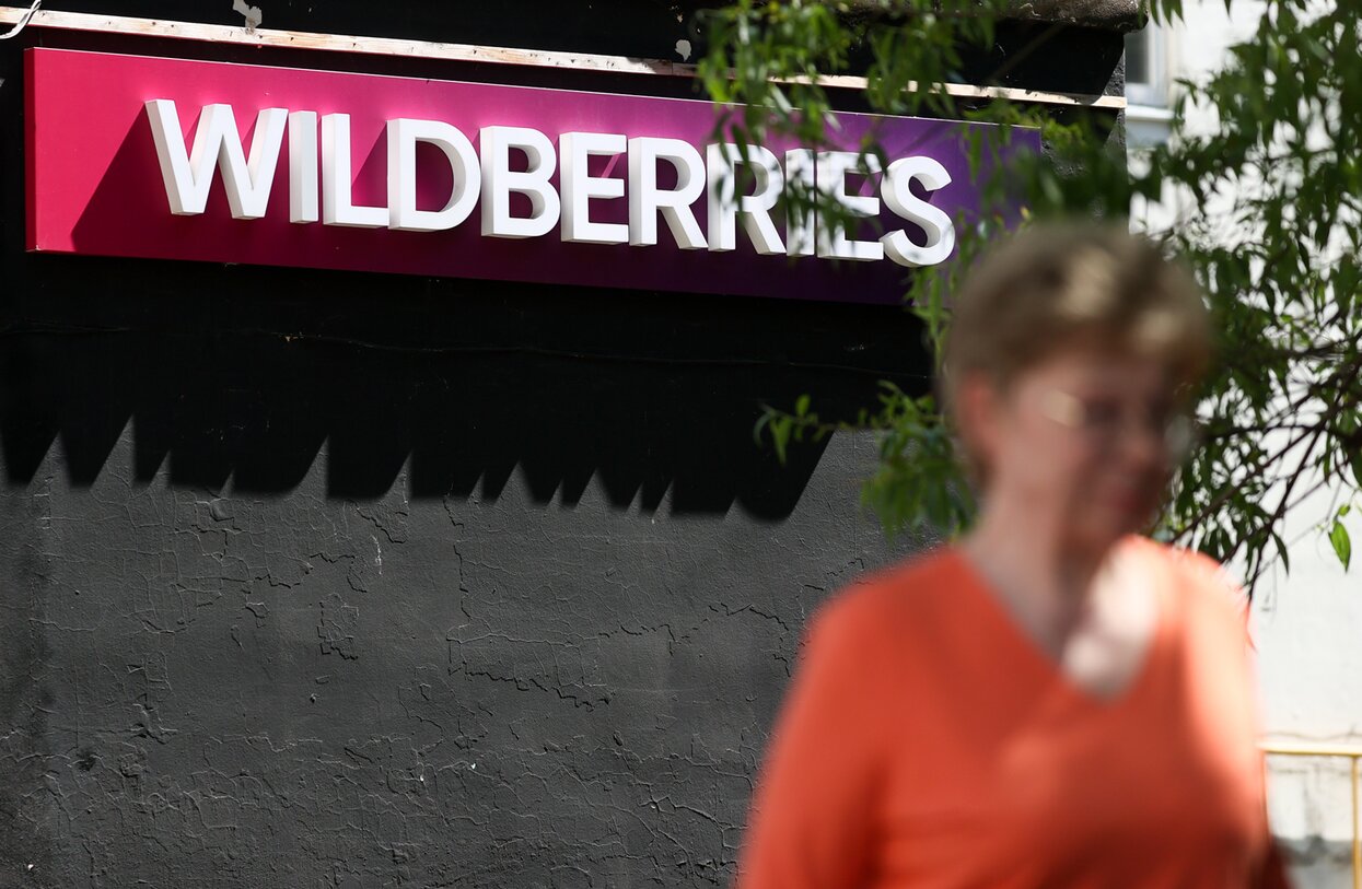 Сотрудники Wildberries терпят оскорбления от начальства, проходят  унизительные досмотры и платят штрафы за любые ошибки. Потому что война — и  другой работы просто нет Вот что они рассказывают — Meduza