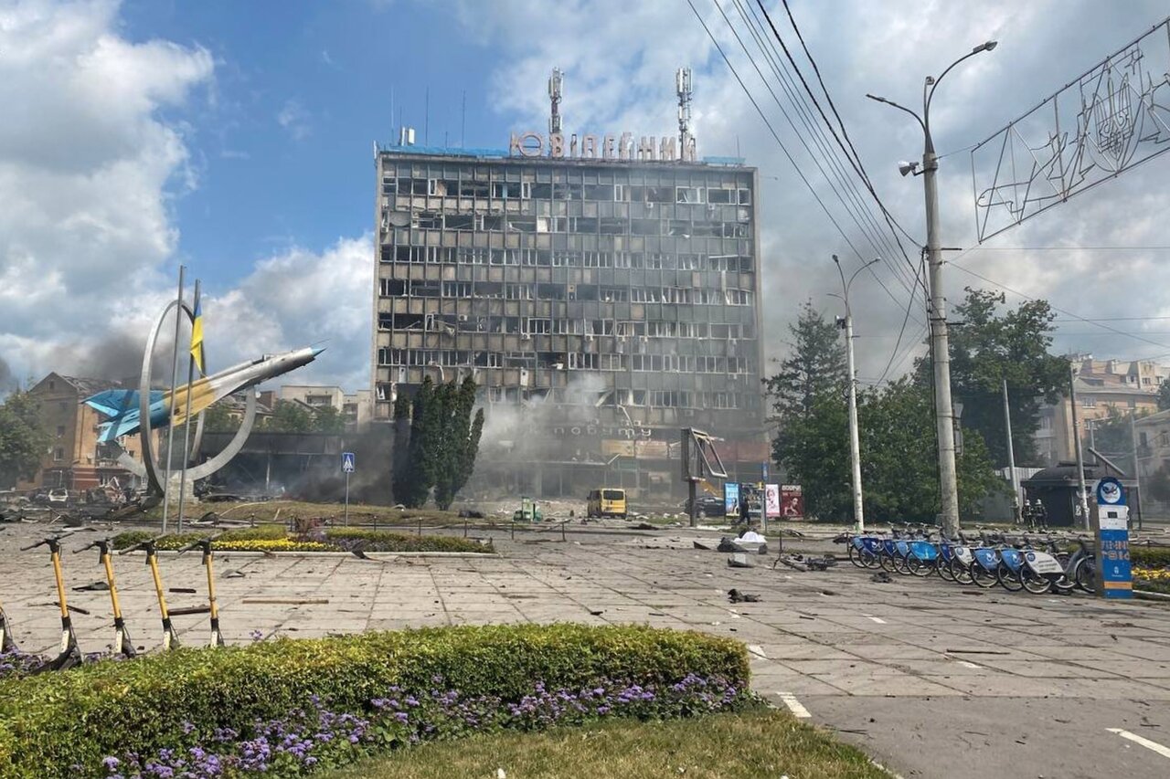 Винница. Фотографии Удары по Дому офицеров и жилым домам в центре города.  Киев заявил, что ракеты «Калибр» выпустили с российской подлодки в Черном  море — Meduza