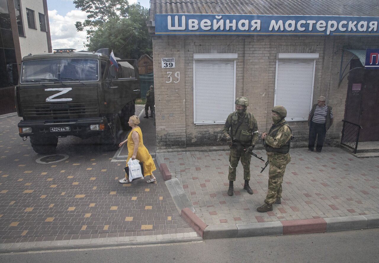 Война. Сто сорок второй день. Фотографии Получение российских паспортов в  Мелитополе. Последствия ракетного удара по центру Винницы — Meduza