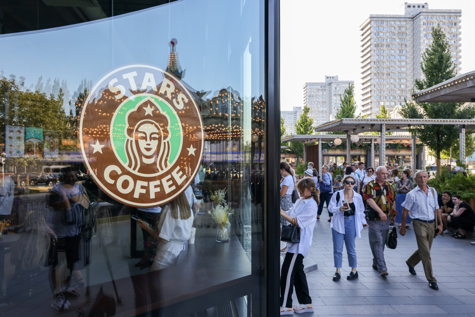 В Москве открылась первая кофейня Stars Coffee (когда-то это был  Starbucks). На логотипе — девушка в кокошнике Фотография — Meduza