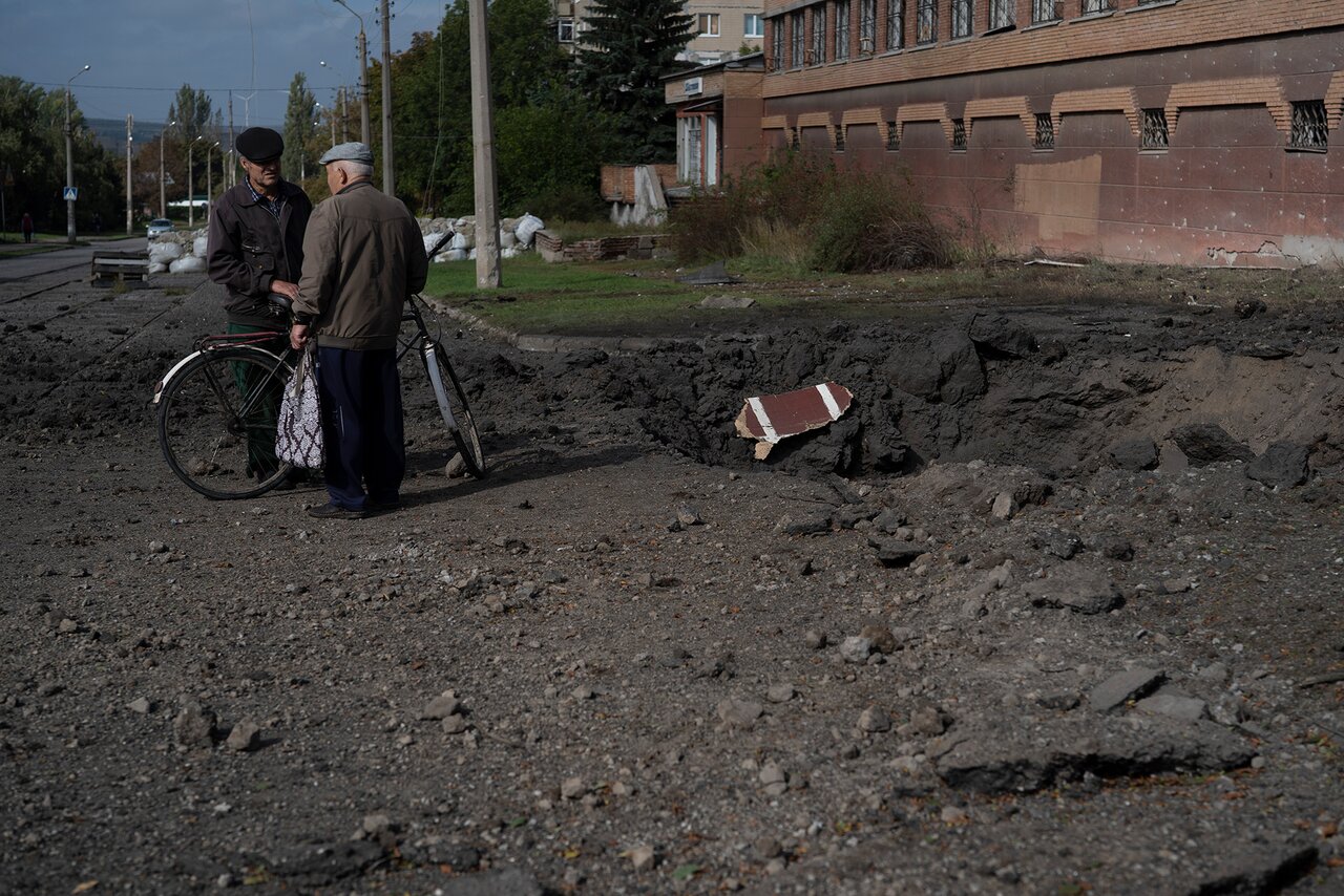 Война. Двести восемнадцатый день. Фотографии Освобожденный Купянск.  Мобилизованные на сборах. Краматорск после российского обстрела — Meduza