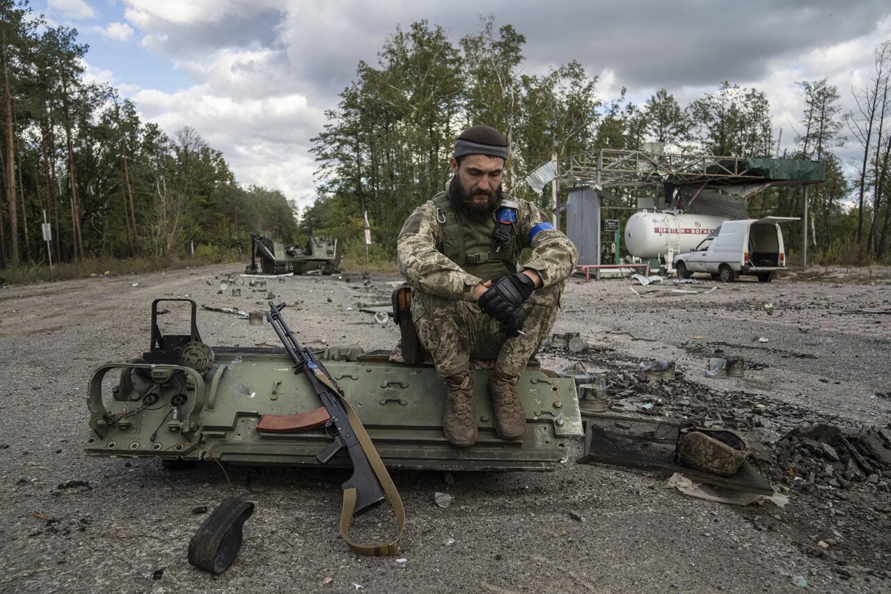 В освобожденном Изюме найдены камеры пыток, где российские военные держали  мирных жителей. Смотреть на эти снимки непросто — но необходимо Двести  двадцать второй день войны. Фотографии — Meduza