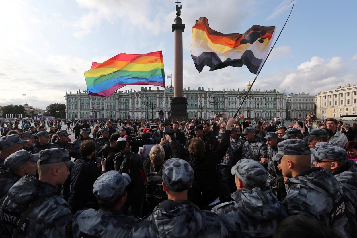 Никаких гомосексуалистов в этой стране нет» Диктаторы всегда преследуют  ЛГБТ-людей. Разбираемся, как гомофобия авторитарных режимов прошлого  объясняет логику Путина — Meduza