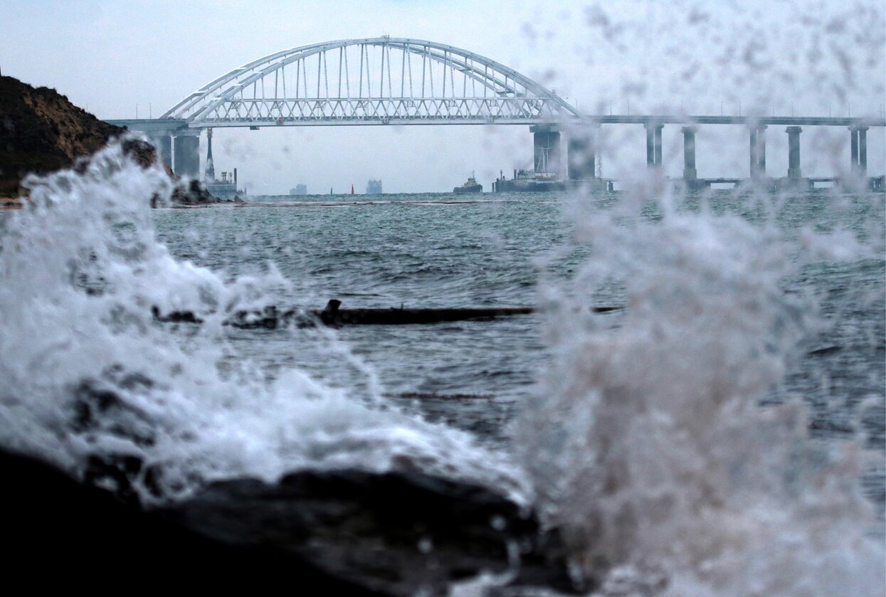 Крымский мост в небе охраняют истребители, а под водой — водолазы и (якобы)  боевые дельфины Что известно об охране поврежденного взрывом символа  «присоединения» Крыма — Meduza