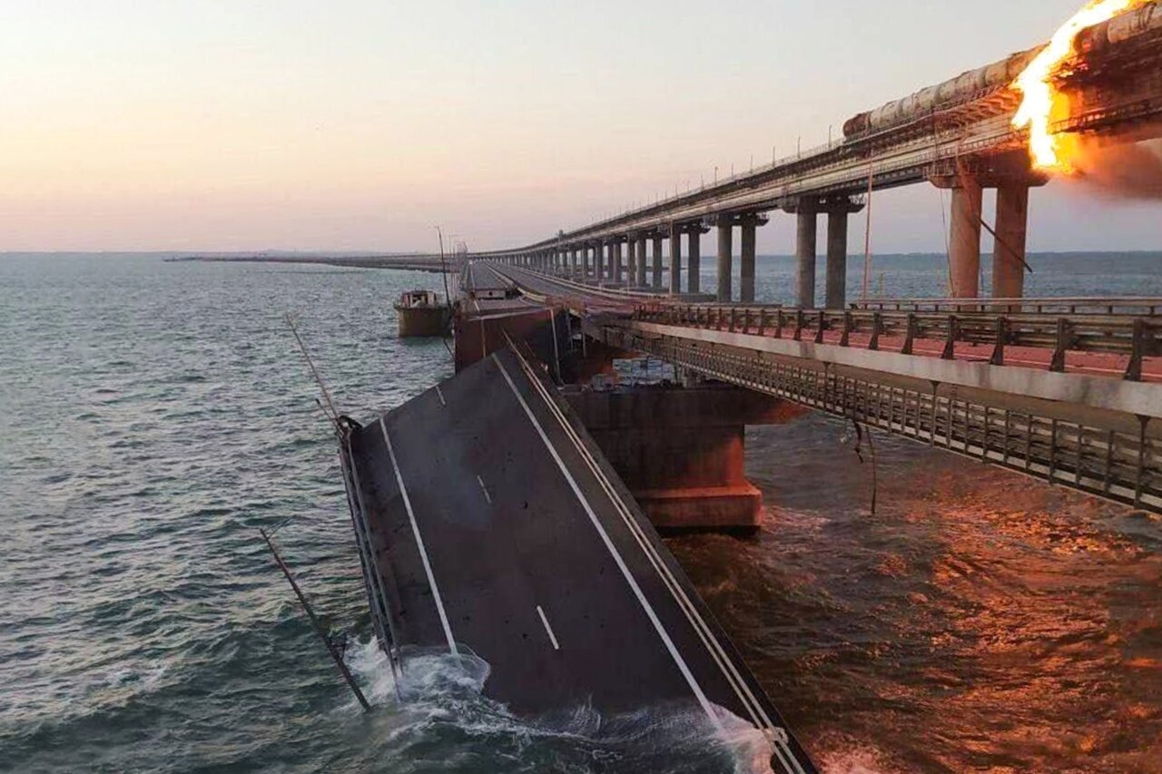 Крымский мост в небе охраняют истребители, а под водой — водолазы и (якобы)  боевые дельфины Что известно об охране поврежденного взрывом символа  «присоединения» Крыма — Meduza