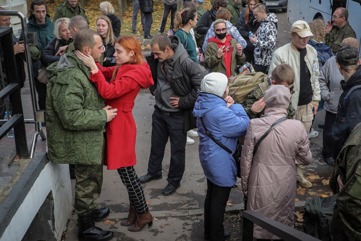 Пришлось заложить в ломбард все золотые украшения, которые дарил мне муж»  Как россиянки отправляют своих близких на войну — и с чем им пришлось  столкнуться из-за мобилизации. Вот три истории об этом —